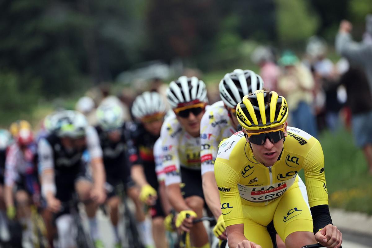 Tadej Pogacar, lidera el pelotón