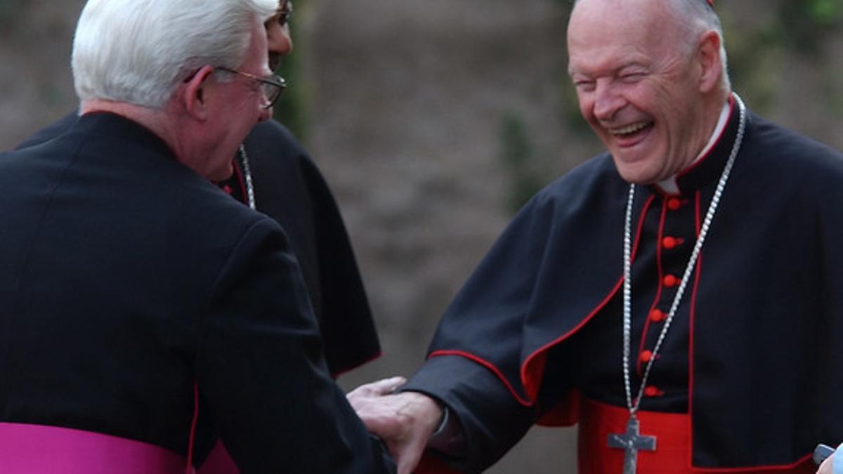 El cardenal de Washington Theodore McCarrick sonríe junto a los obispos William P. Fay y Wilton Gregory, en una imagen de archivo.