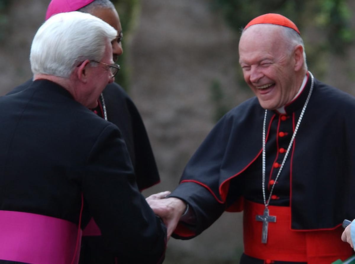 El cardenal de Washington Theodore McCarrick somriu amb els bisbes William P. Fay i Wilton Gregory, en una imatge d’arxiu.