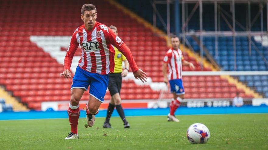 Rubén Alcaraz controla la pilota durant el Blackburn-Girona d&#039;aquesta pretemporada