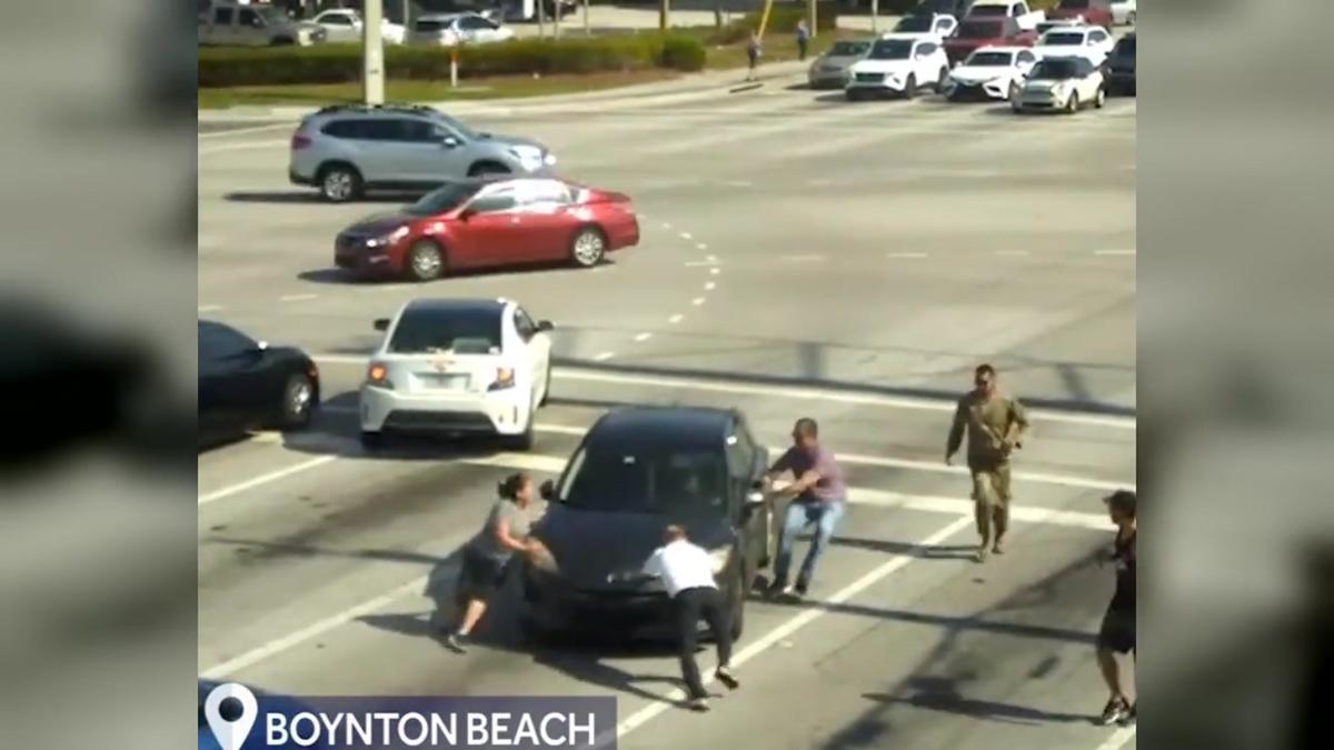 Conductores de Boynton Beach (Florida) ayudan a una mujer que perdió el control de su coche al enfermar mientras conducía