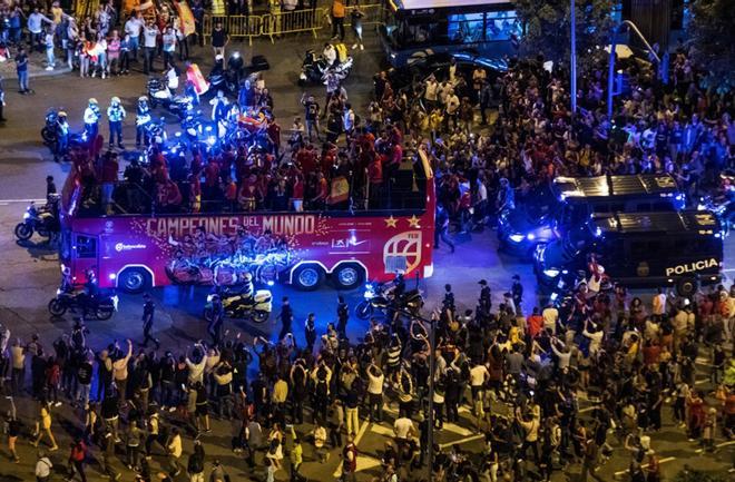 Los jugadores de la selección española de baloncesto, campeona del Mundial de Baloncesto 2019 en Pekín, llegan en autobús descubierto a la madrileña plaza de Colón para celebrar con la afición la consecución del campeonato.