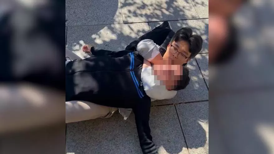 Un fotógrafo detiene a un ladrón usando la técnica del 'mataleón' tras un intento de robo en Barcelona