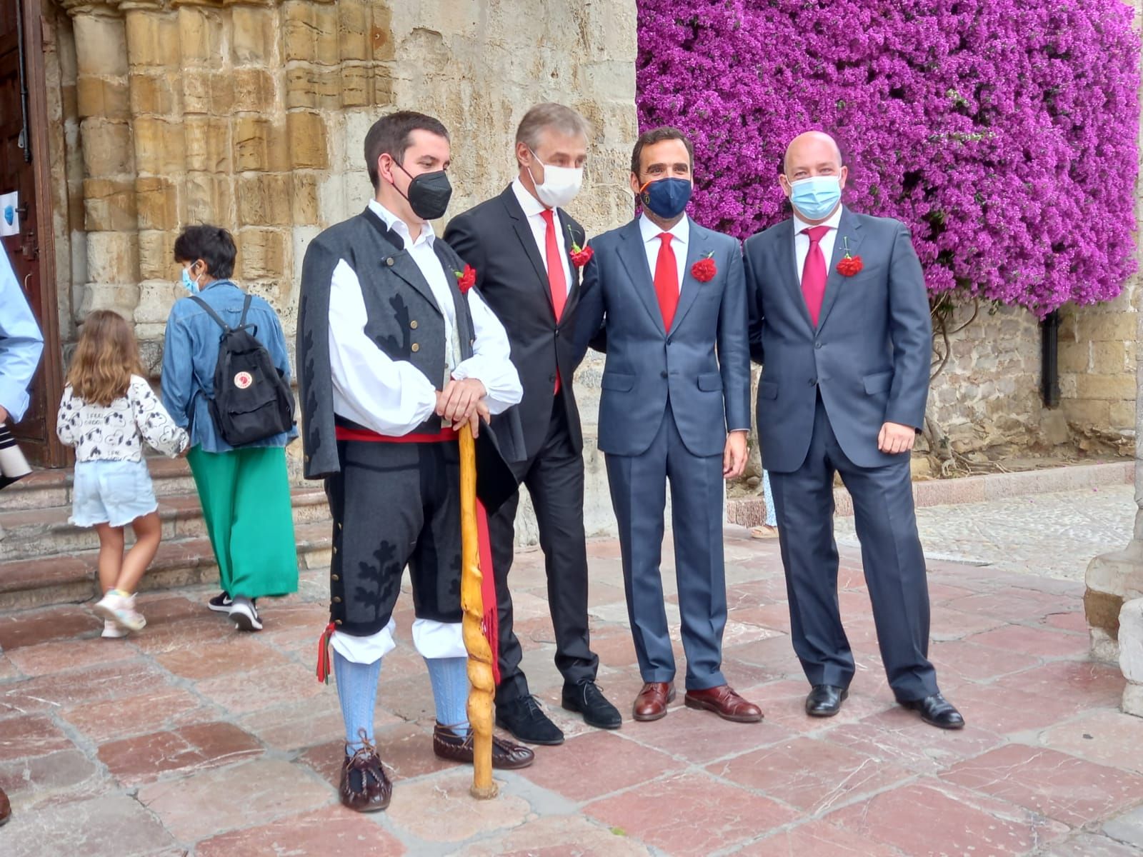 Los fieles de la Magdalena, de Llanes, cumplieron con su clavel rojo