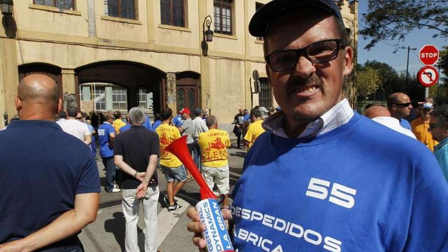 Los extrabajadores de La Vega y otros colectivos simpatizantes, durante la concentración en Trubia.