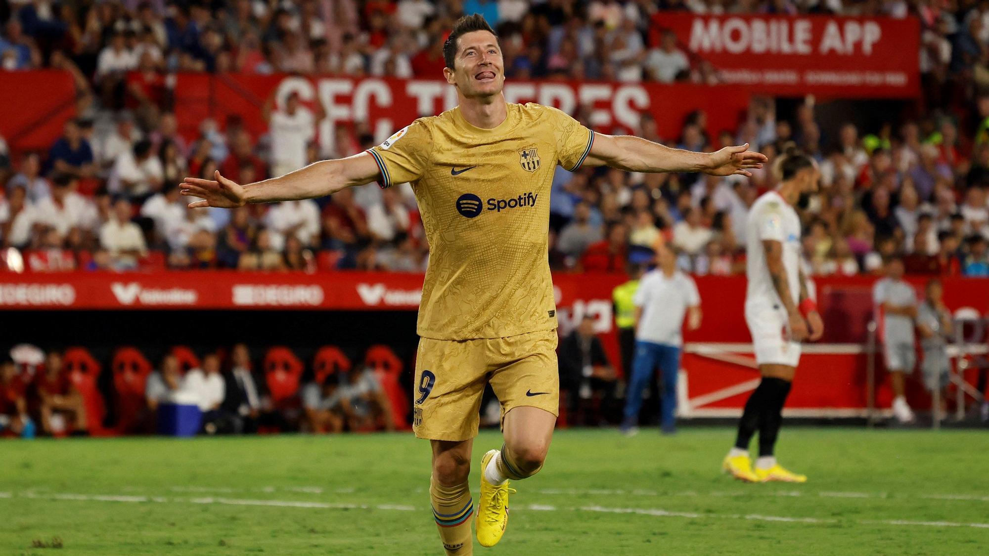 Lewandowski celebra su gol al Sevilla en el Sánchez Pizjuán, el quinto en cuatro jornadas de Liga.