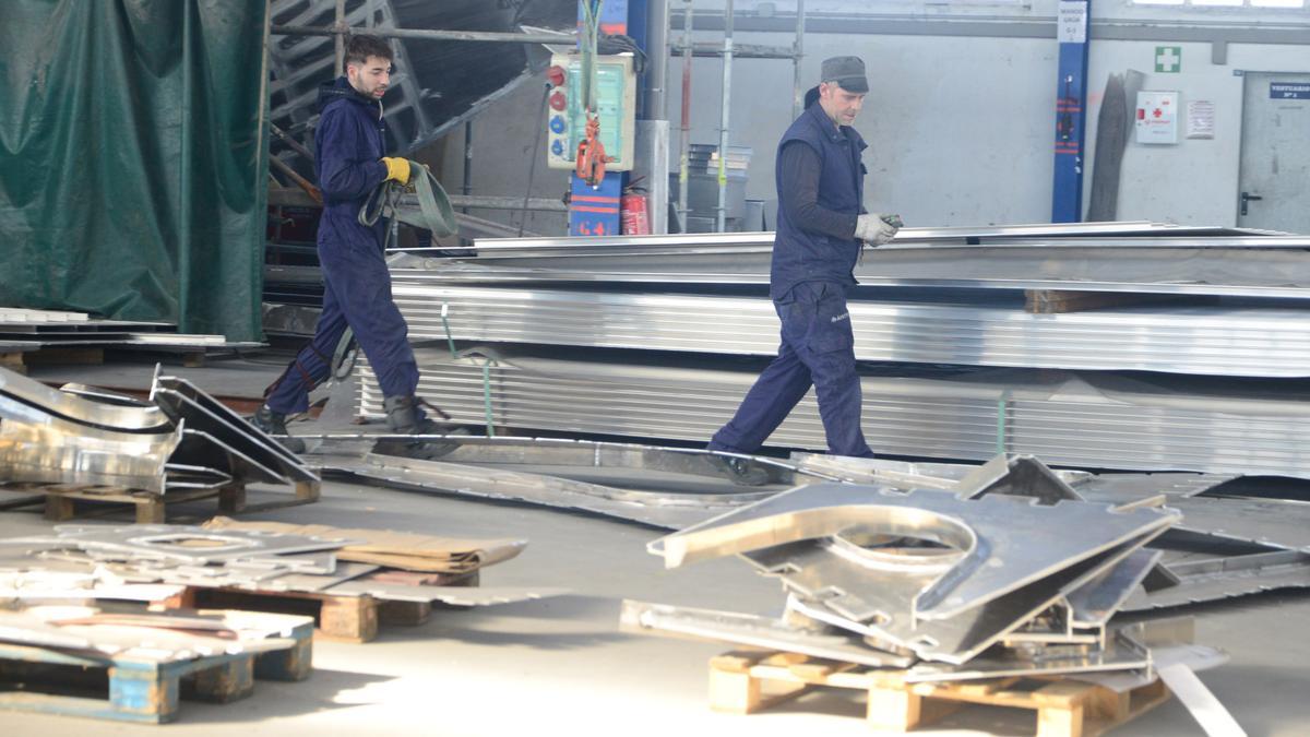 Trabajadores en un astillero de aluminio de la ría de Vigo.