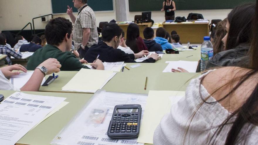 Alumnos de Bachillerato en una prueba de la PAU