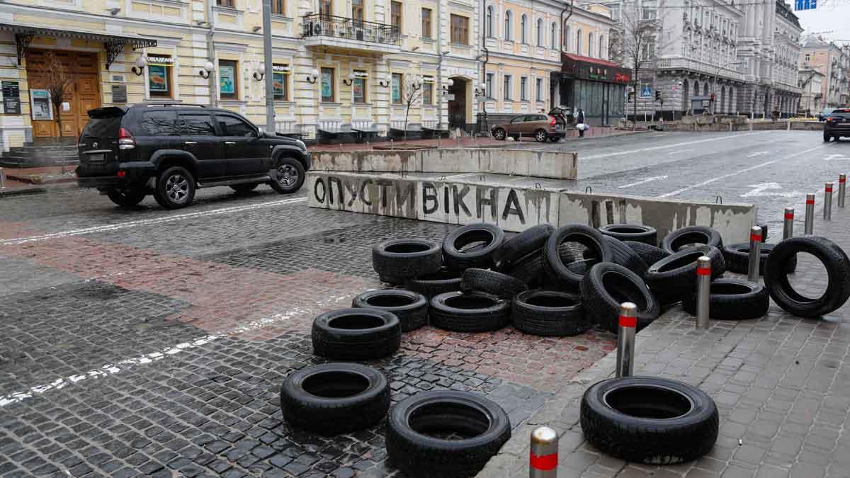 Ciudadanos y empleados de una central nuclear ucraniana impiden el avance ruso. En la foto, una barricada en una calle de Kiev.