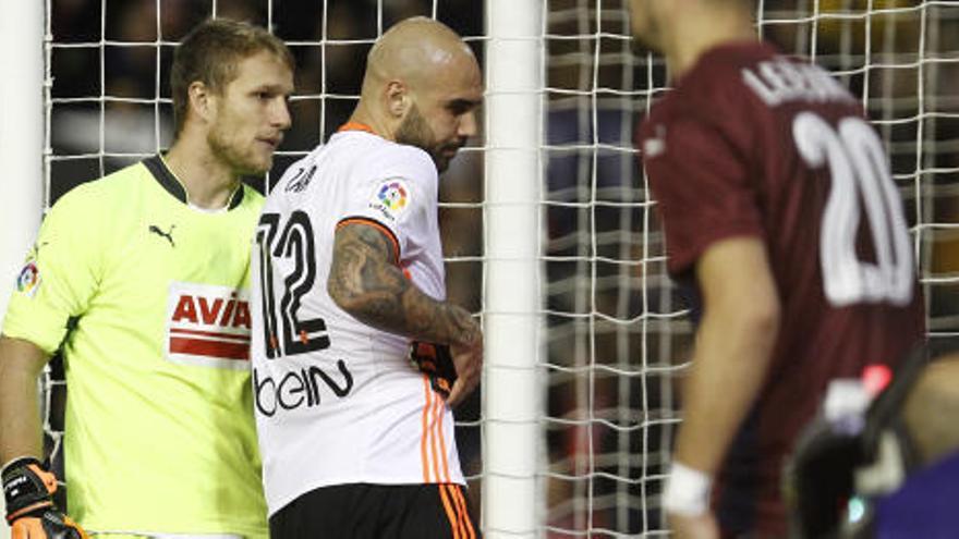 Yoel jugando contra el Valencia, el club al que pertenece, en Mestalla.