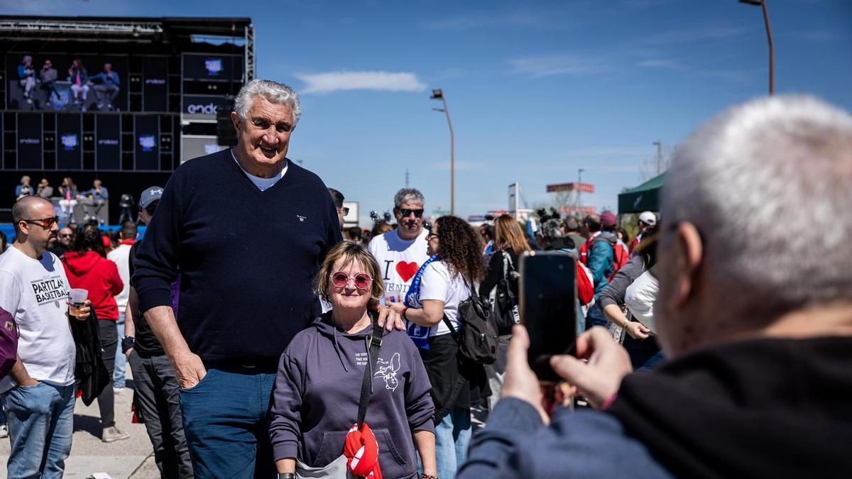 Fernando Romay se fotografía con una aficionada del Casademont en la 'Fan zone' de Tarragona.