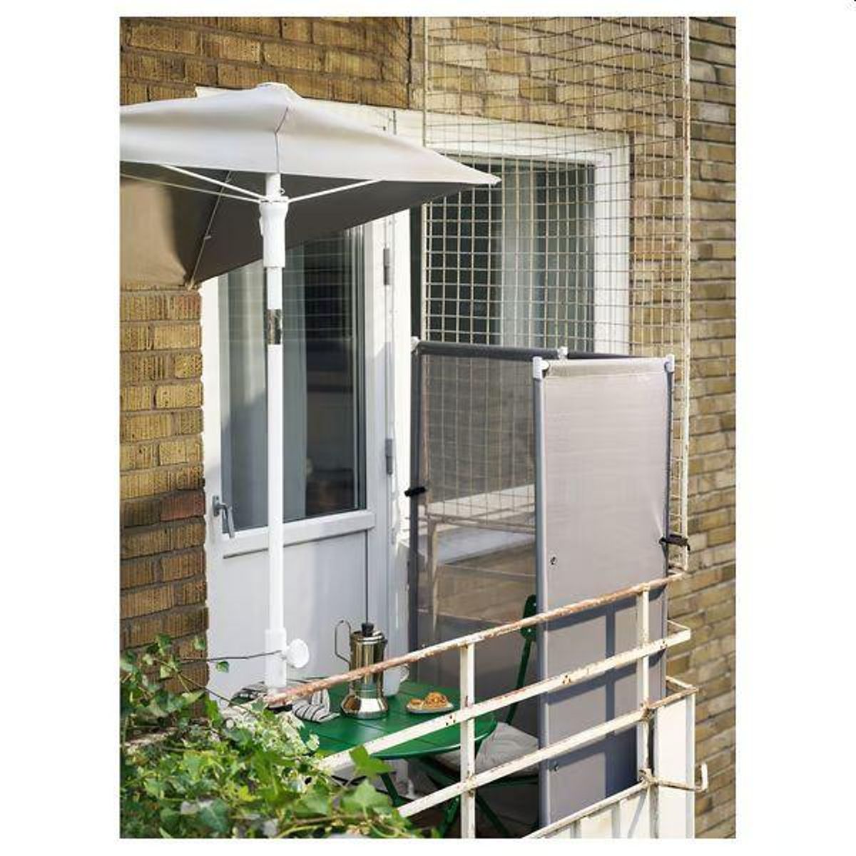 La sombrilla LILLEÖ de Ikea es ideal para balcones pequeños.