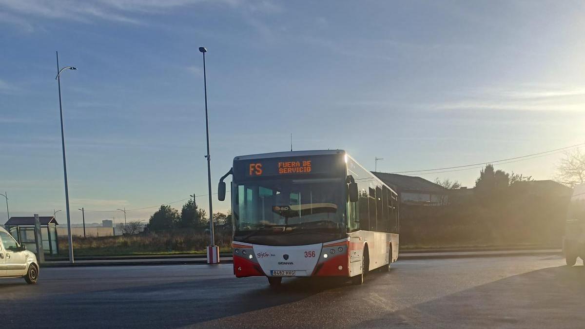 Un autobús de Emtusa transitando por Lloreda.