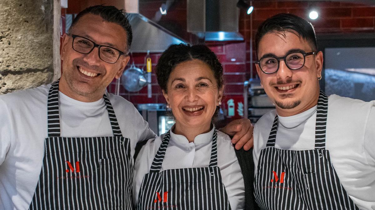 Roberto, Nunzia y Davide Costagliola, en el restaurante Casa Maestro.