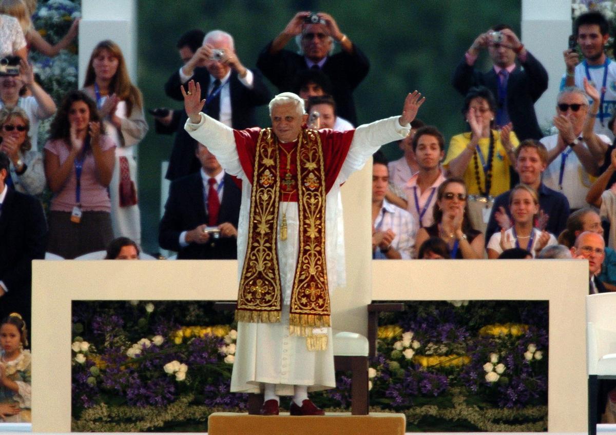 benedicto-en-valencia-saluda-altar-ciudad.jpg