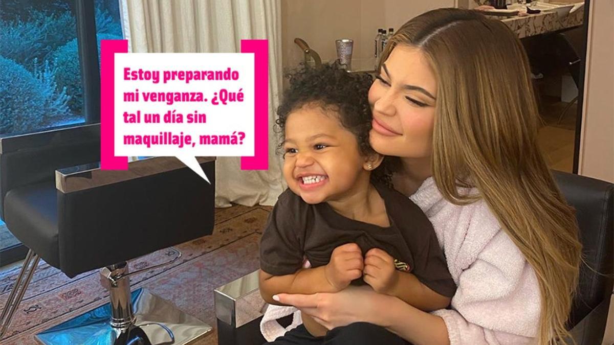 Stormi frente a un bol lleno de chocolatinas nos representa