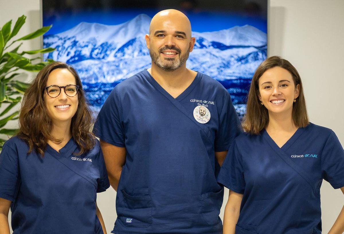 José Luis Rull junto a la odontóloga Nuria Marcos y la ortodoncista María Fernández.