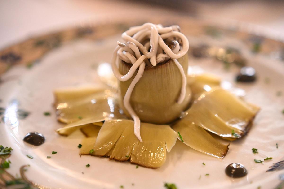 Alcachofa con calamar y gamba salteado con gulas.