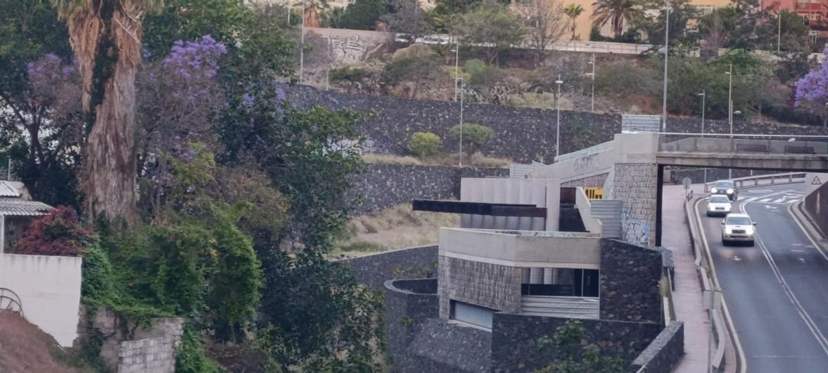 Edificio situado en el barranco de Santos.