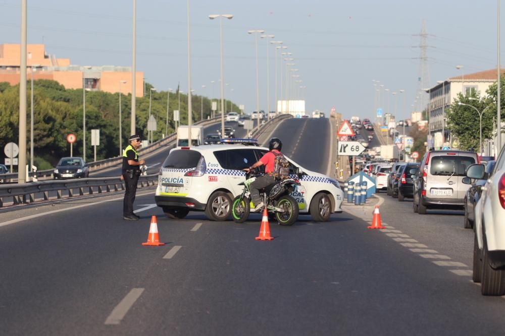 La vía que accede a Málaga capital junto al campus universitaria tenía que ser cortada a la altura del Polígono Alameda por el choque de varios turismos que no dejó heridos de consideración