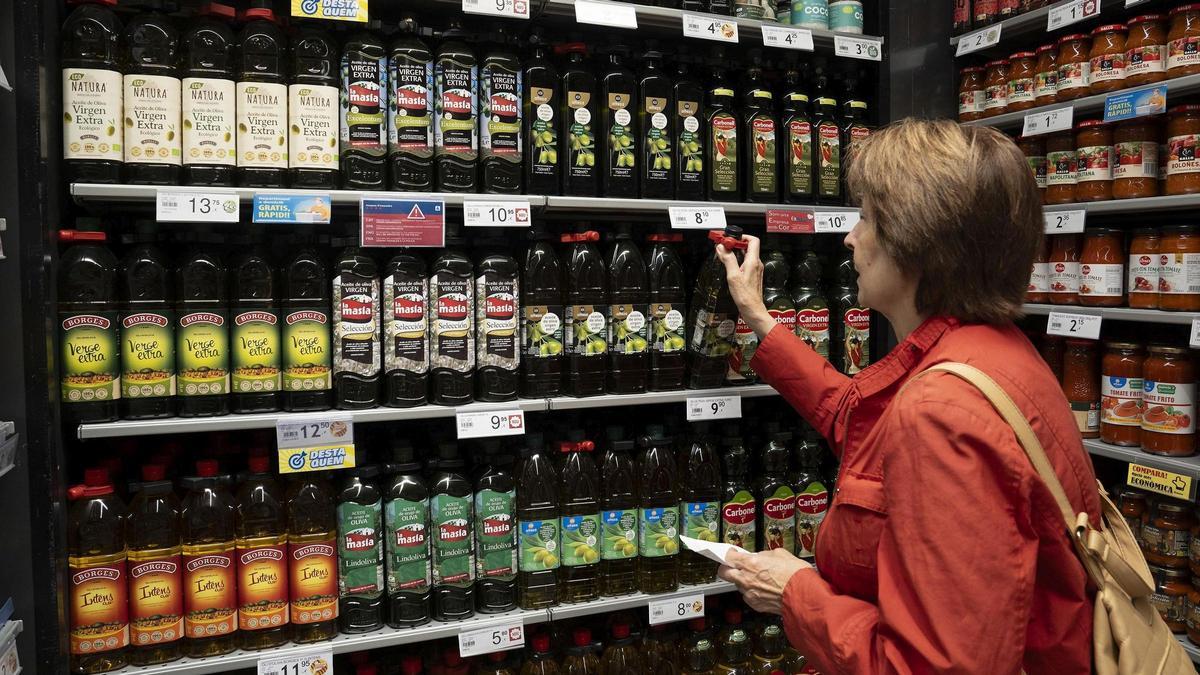 Estantes con aceite de oliva en un supermercado