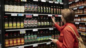 Estantes con aceite de oliva en un supermercado