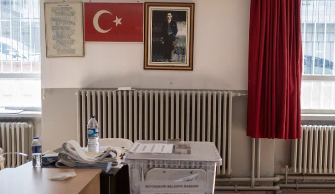 Una urna vista en un colegio electoral de Ankara durante las elecciones locales turcas de 2024. Europa Press.jpg