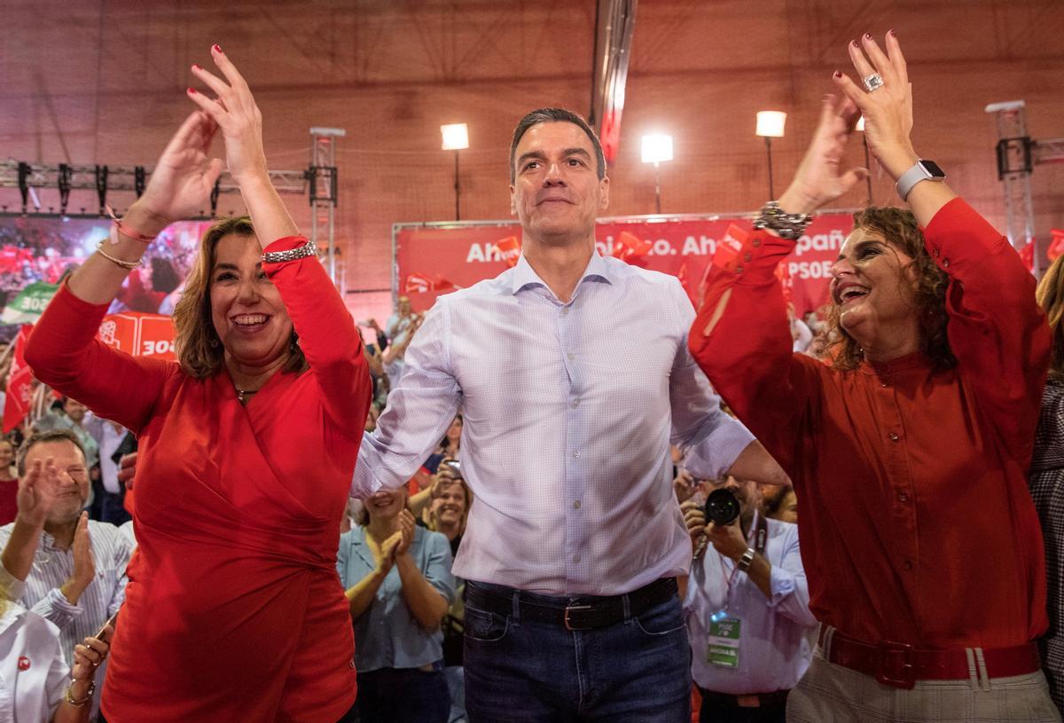 Pedro Sánchez, con la secretaria general del PSOE-A, Susana Díaz, y la ministra de Hacienda, María Jesús Montero, en la campaña de las últimas generales, el 31 de octubre de 2019 en Sevilla. 