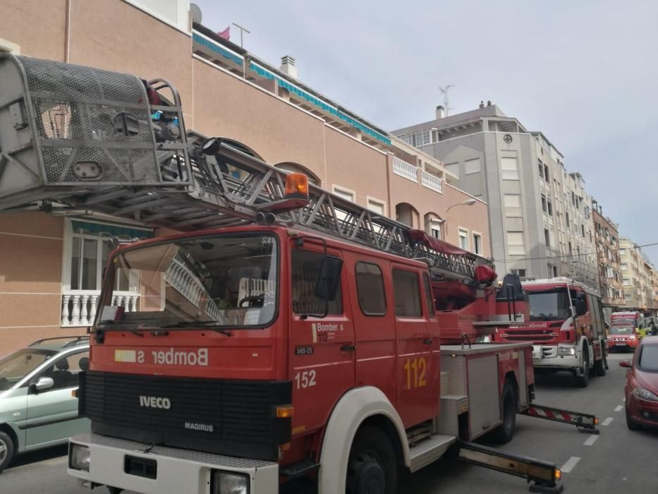 Bomberos, Guardia Civil y Policía Local de Torrevieja han intervenido en la extinción de un incendio y rescate de una persona en un piso de la calle Goleta