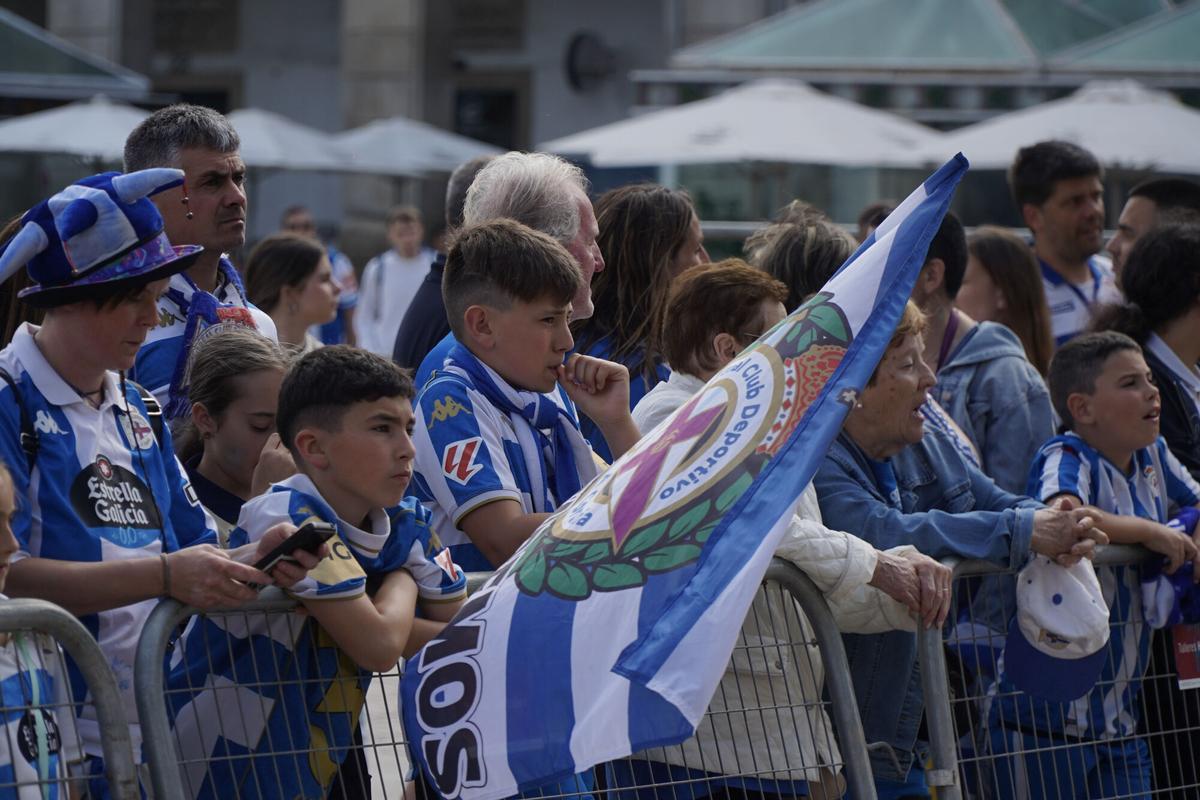 Miles de personas celebraron el ascenso con el Deportivo en la plaza de María Pita de A Coruña