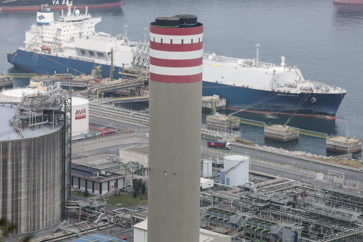 El barco metanero GasLog Greece con 174.000 metros cúbicos de gas natural licuado descarga este viernes, 17 de abril, en el puerto de Bilbao.