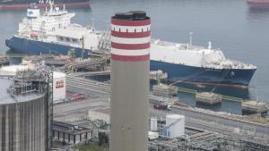 El barco metanero GasLog Greece con 174.000 metros cúbicos de gas natural licuado descarga este viernes, 17 de abril, en el puerto de Bilbao. Las bolsas europeas responden y el precio del gas registra una destacada caída del 7,6 %, con el megavatio/hora en 39,14 euros. El mercado bursátil responde con alzas del 2 % tras declarar Irán “totalmente abierto” el estrecho de Ormuz hasta el fin del alto el fuego .