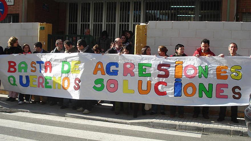 Educación. Profesores del IES Ramón y Cajal se manifestaron ayer en las puertas del centro.