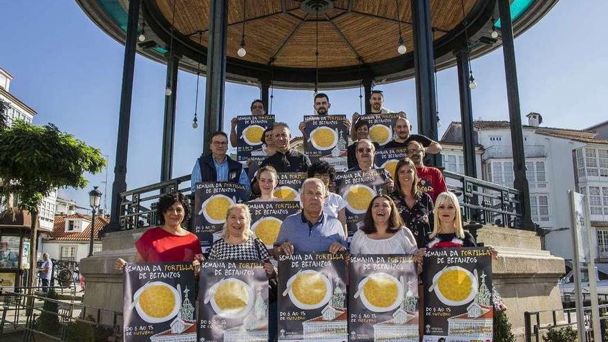 Presentación de la Semana de la Tortilla, ayer, en el palco de la música de Betanzos.