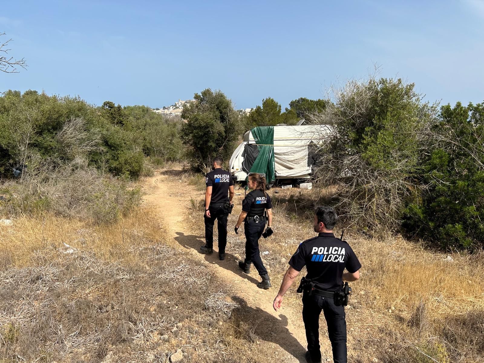 Mira aquí las imágenes de todos los residuos retirados de los asentamientos ilegales en Ibiza