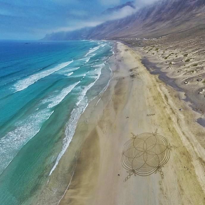 Las playas como lienzo del arte efímero de Simon Turner