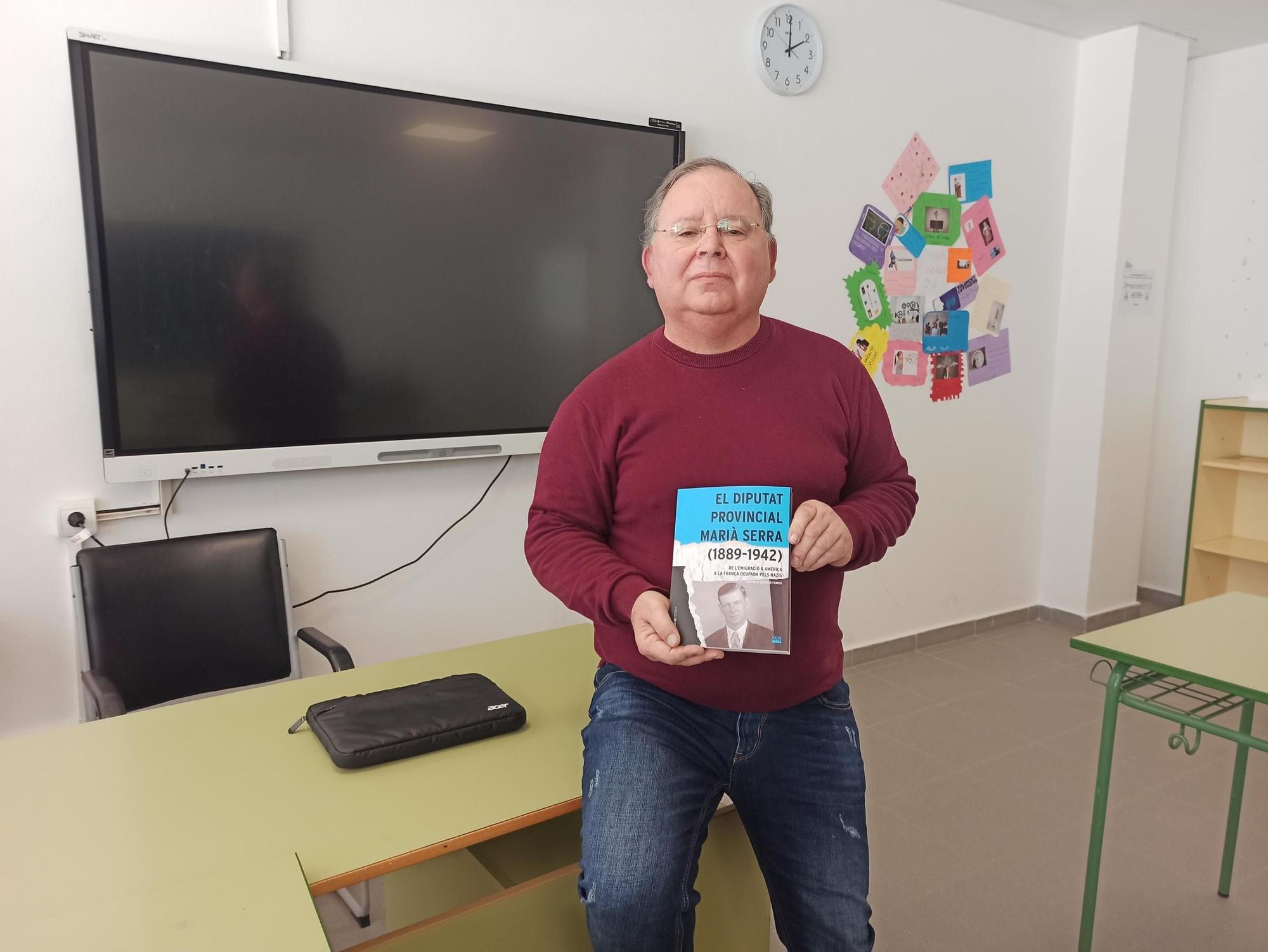 El historiador Santiago Colomar Ferrer con un ejemplar de su libro.