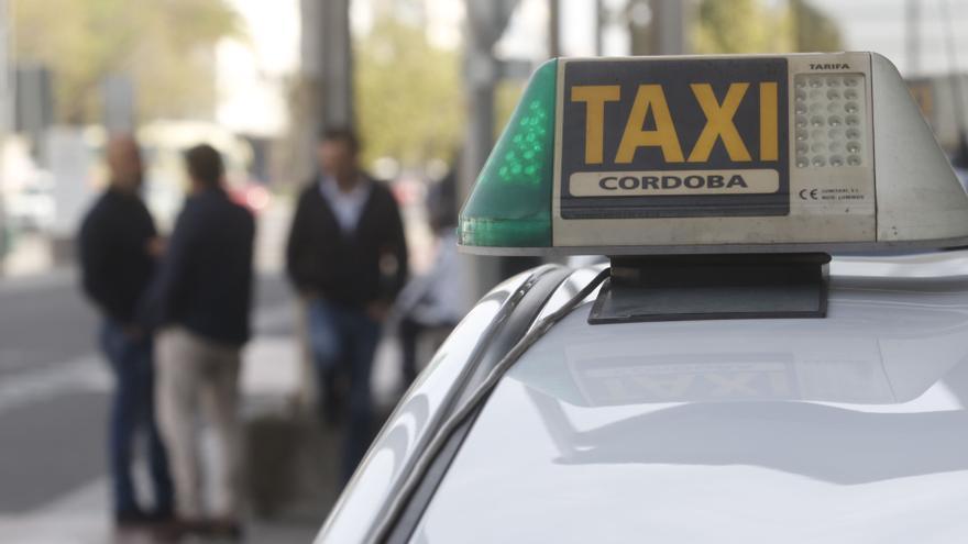 Alertan en Córdoba del robo a un taxista previo pinchazo de una rueda