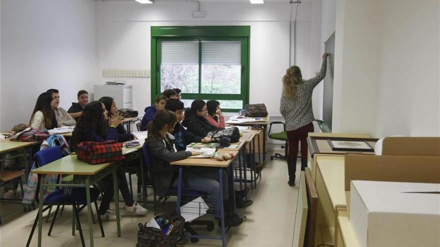 La Junta no puede rebajar las horas lectivas de los profesores de Secundaria porque compete al Estado