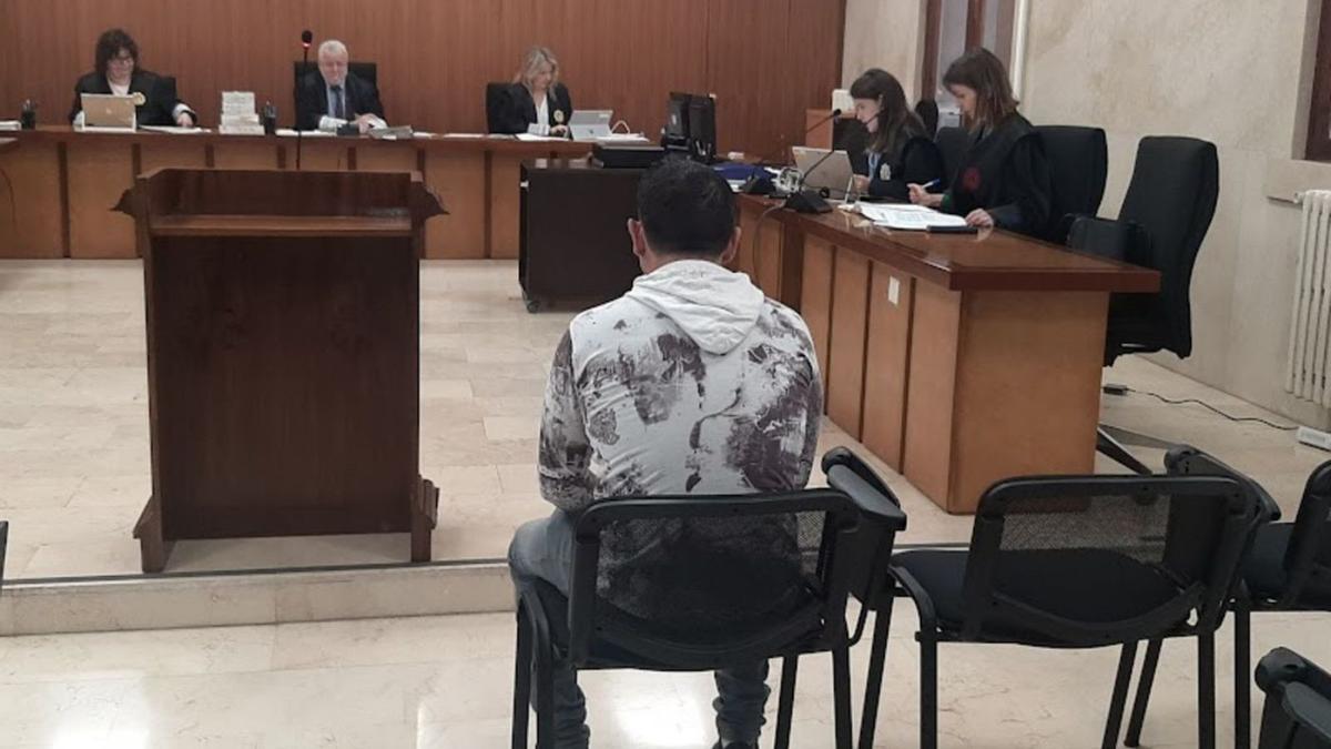 El padre acusado de agredir sexualmente a sus hijas, ayer, en el juicio en la Audiencia de Palma.