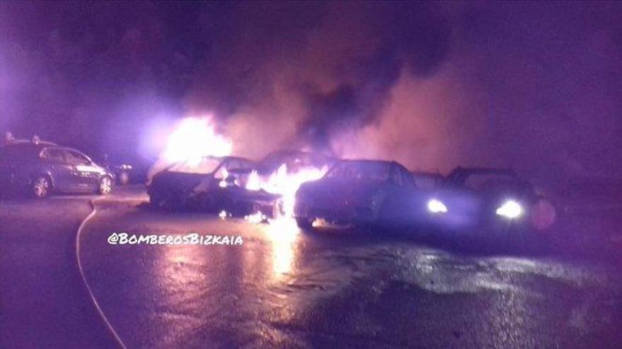 21 coches calcinados en el incendio de un parking &#039;low cost&#039; en Bilbao