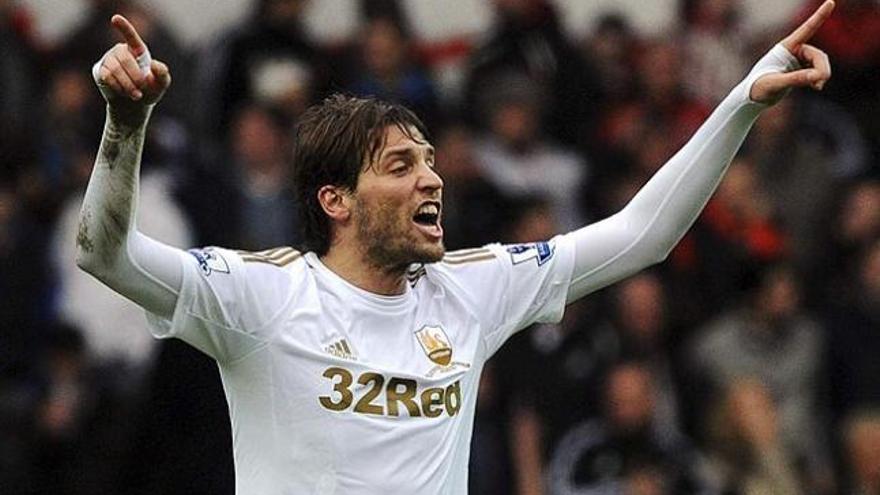 Michu celebra su gol ante el Manchester United.