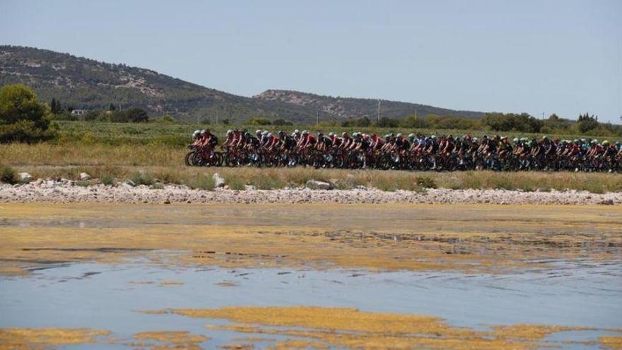 Viento, nervios y cortes en una etapa de la Vuelta a España sin respiro