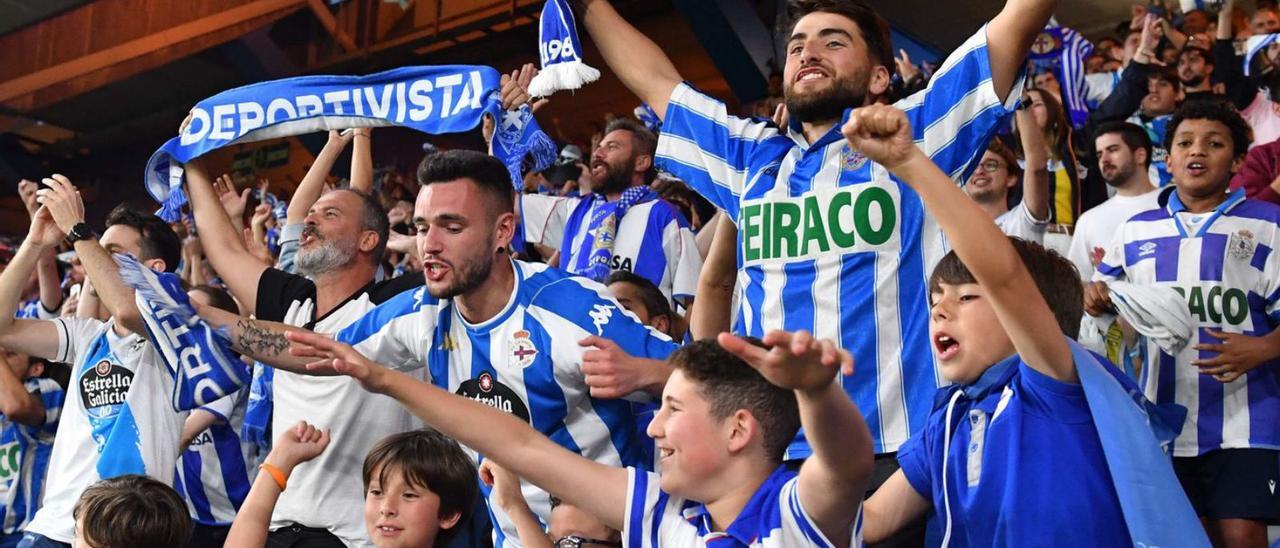 Aficionados deportivistas en un partido de la temporada pasada en Riazor. |  // VÍCTOR ECHAVE