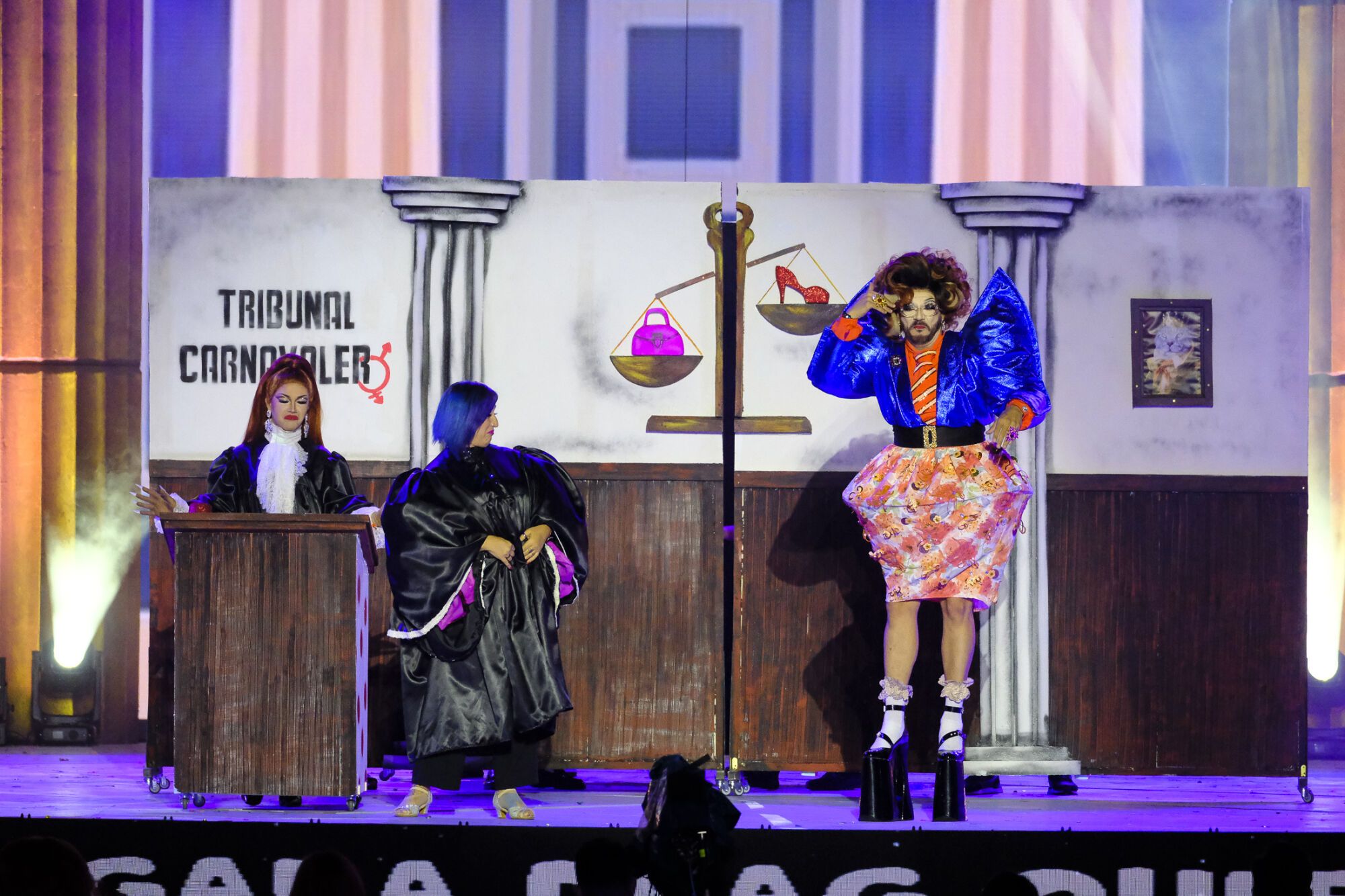 8. Encarna Vals (Yacorán Rodríguez Betancor) Con el patrocinio Losam Impermeabilizaciones y con un diseño de Beltho Couture y Alberto Nordelo presenta el espectáculo Actuaré en legítima defensa. Por ti, por mí, por la ciudad, por nuestro Carnaval de Las Palmas de Gran Canaria. Y, al que no le guste? Besitos, chao.