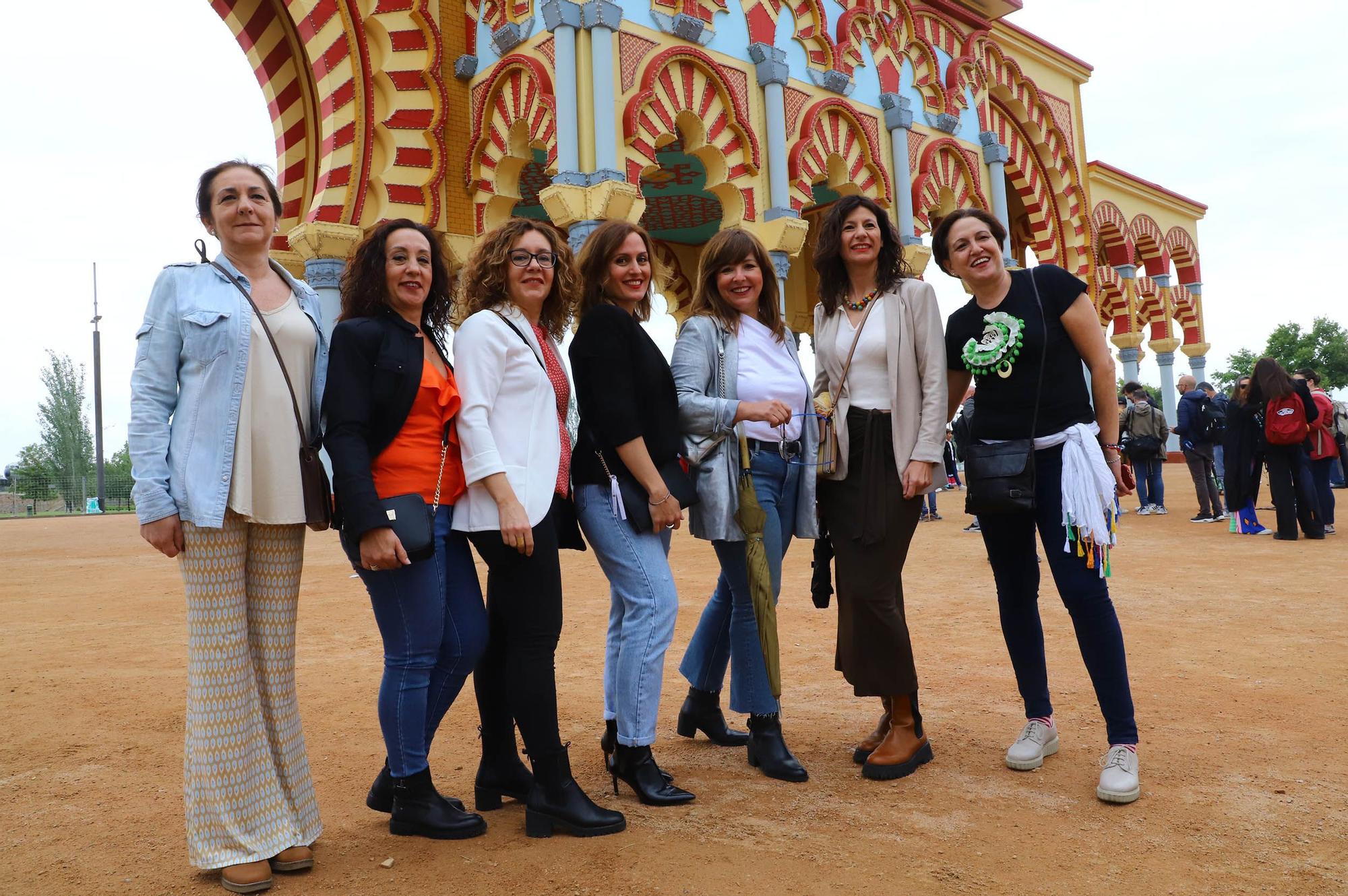 Amigos y familiares en El Arenal el lunes de Feria