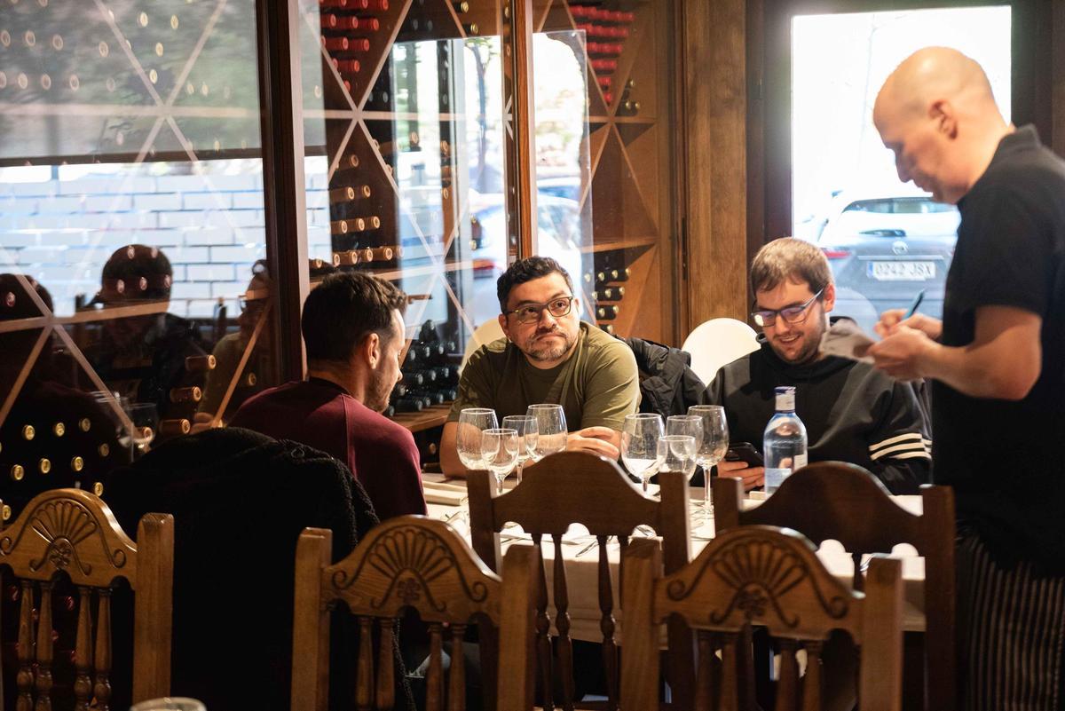 Su amplia bodega incluye los mejores vinos de Aragón y de otras denominaciones.