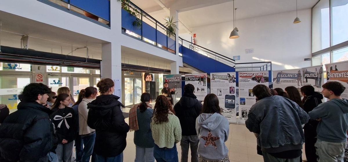 La exposición 'Historietas e historias', que aborda la memoria en cómic de las víctimas del siglo XX, recorre quince institutos de Cáceres.