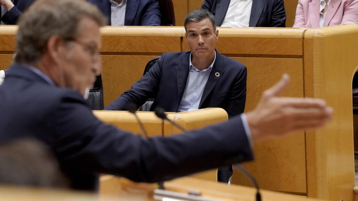 Pedro Sánchez, durante la intervención de Alberto Núñez Feijóo.