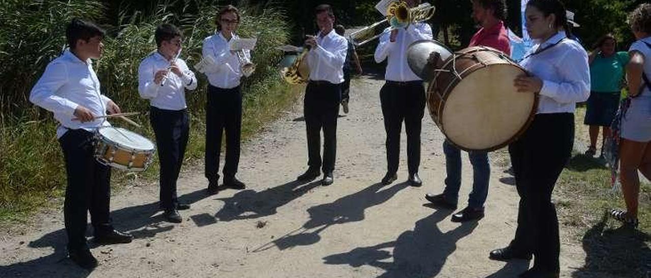 As dornas foron despedidas con música. // Noé Parga